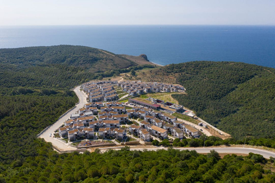 Project in Yalova, Turkey: Luxury beachfront living with stunning sea and forest views, government-backed apartments and villas, and world-class amenities including a gym, pools, and tennis courts Yalova, Türkiye'deki Projesi: Muhteşem deniz ve orman manzaralarıyla, hükümet destekli lüks daireler ve villalar, spor salonu, yüzme havuzları ve tenis kortları gibi dünya standartlarında olanaklarla مشروع في يالوفا، تركيا: حياة فاخرة على شاطئ البحر مع مناظر خلابة للبحر والغابات، شقق وفيلات مدعومة من الحكومة، ومرافق عالمية مثل صالة رياضية، حمامات سباحة، وملعب تنس