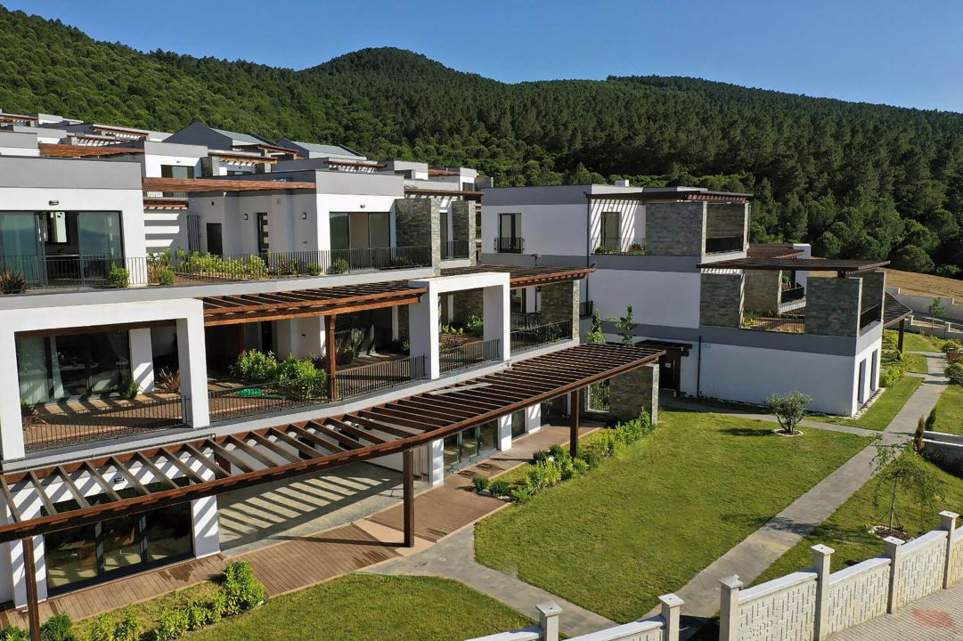 Project in Yalova, Turkey: Luxury beachfront living with stunning sea and forest views, government-backed apartments and villas, and world-class amenities including a gym, pools, and tennis courts Yalova, Türkiye'deki Projesi: Muhteşem deniz ve orman manzaralarıyla, hükümet destekli lüks daireler ve villalar, spor salonu, yüzme havuzları ve tenis kortları gibi dünya standartlarında olanaklarla مشروع في يالوفا، تركيا: حياة فاخرة على شاطئ البحر مع مناظر خلابة للبحر والغابات، شقق وفيلات مدعومة من الحكومة، ومرافق عالمية مثل صالة رياضية، حمامات سباحة، وملعب تنس